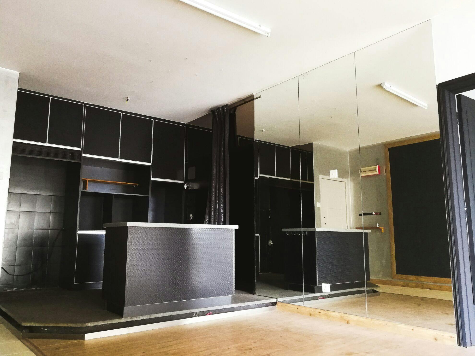 black kitchen with island and full height mirror 2023 11 27 05 01 36 utc scaled.jpg?auto=compress%2Cformat&ixlib=php 3.3