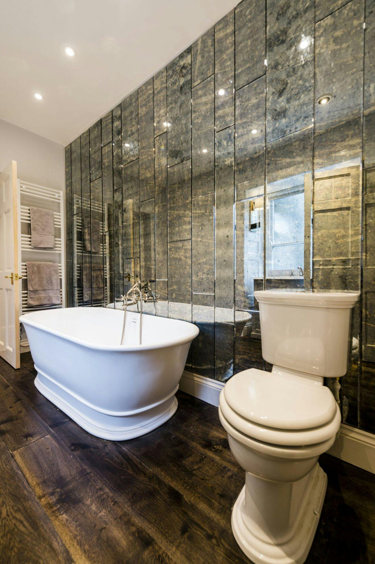 ATLANTA ANTIQUE MIRROR BATHROOM scaled.jpg?auto=compress%2Cformat&ixlib=php 3.3