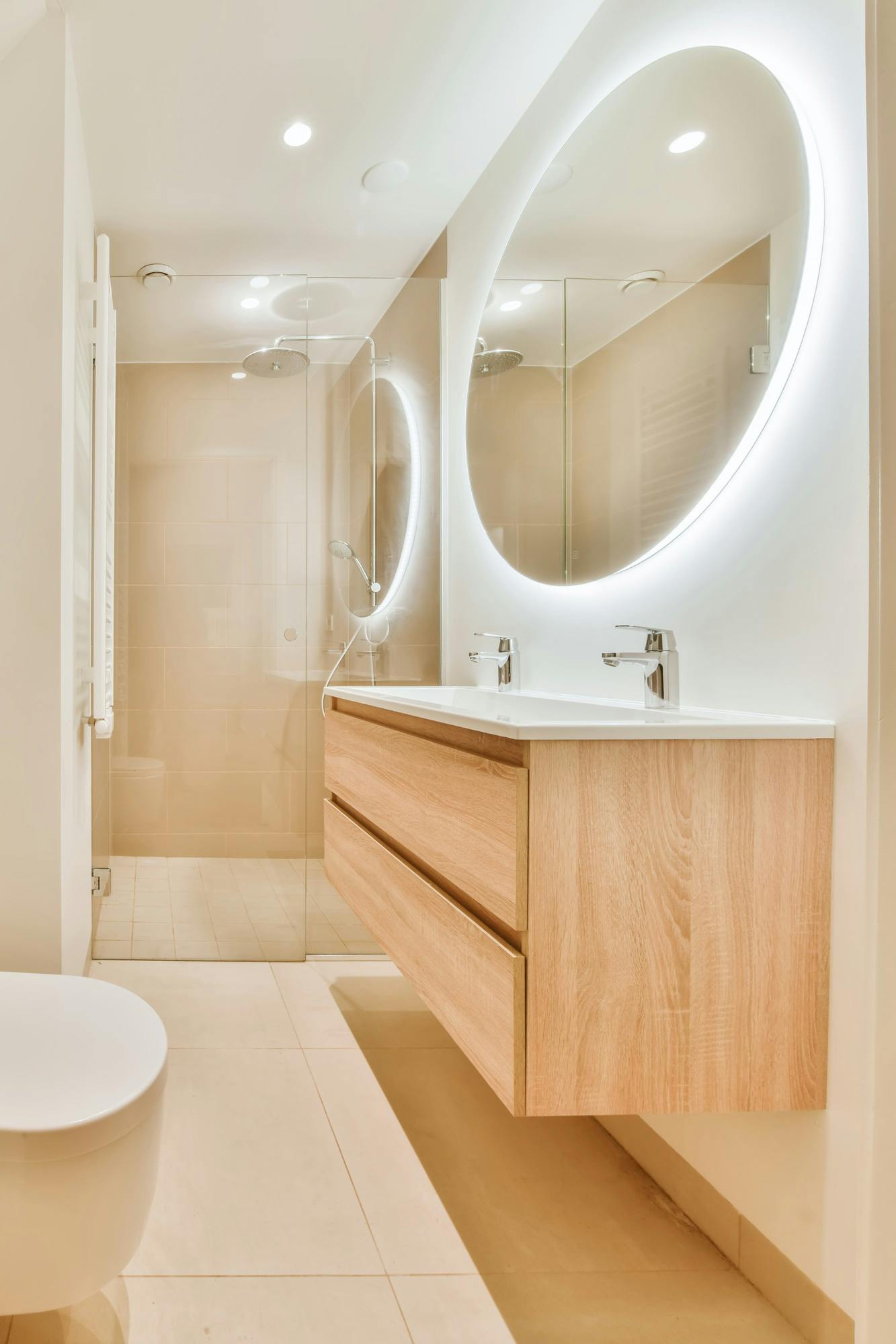 Luxurious bathroom with round large mirror with lighting